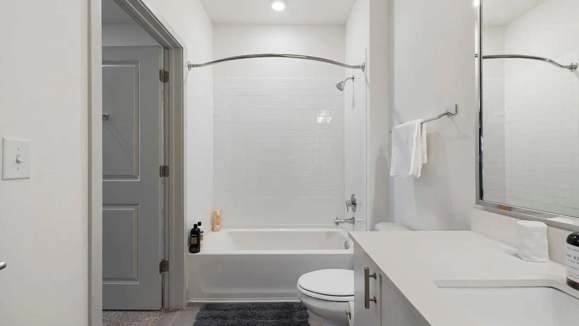 Apartment Two Stylish Nulu Cozysuites Louisville